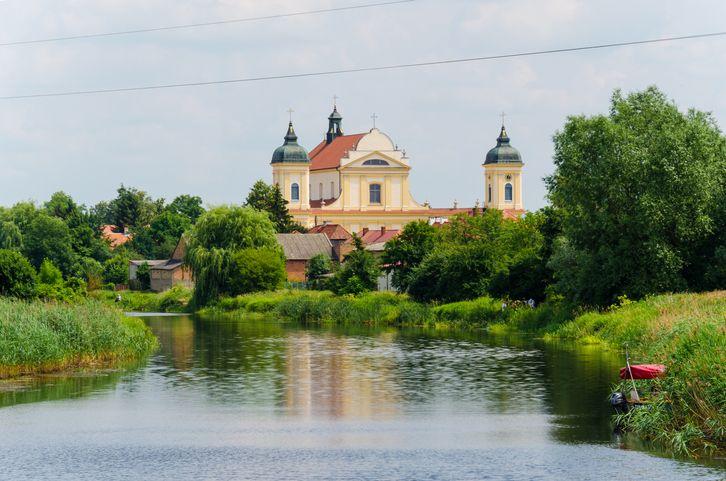 rzeka i budynek